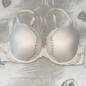 Elegant Victoria’s Secret White Lace Bra Sz 38 D